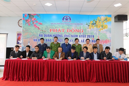 Các doanh nghiệp kinh doanh vận tải trên địa bàn ký cam kết chấp hành các quy định của pháp luật trong kinh doanh vận tải.